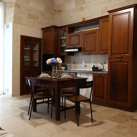 Moire Apulian *